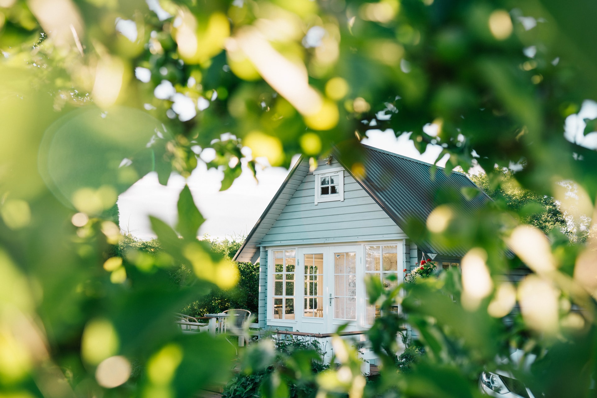 緑に囲まれた綺麗な家の写真